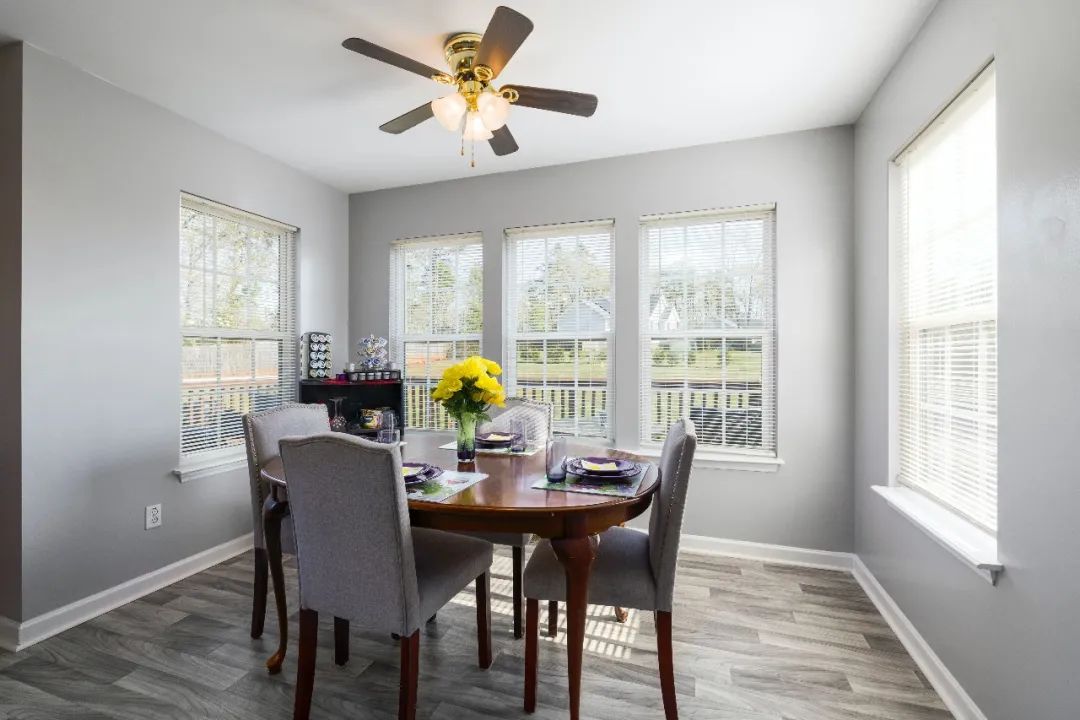 怎么看下悬窗五金系统的质量？什么样的材质不容易生锈？