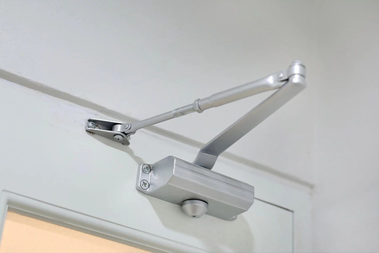 建筑门窗系统顺位器与闭门器区别解析